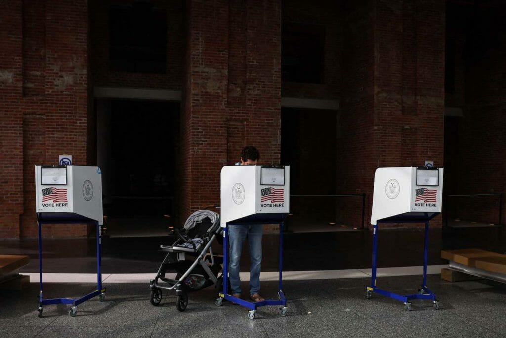  A voter fills out a ballot for New York's primary election at a polling station in Brooklyn, New York City, New York, U.S., August 23, 2022. REUTERS/Brendan McDermid