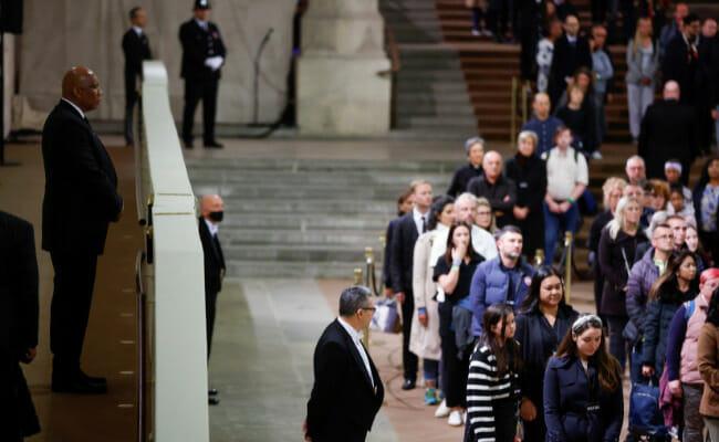 Biden pays respects to Queen Elizabeth before funeral