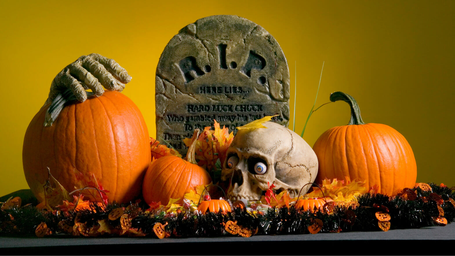 10 Spooky Halloween Decorations on Amazon I Reviews and Ratings