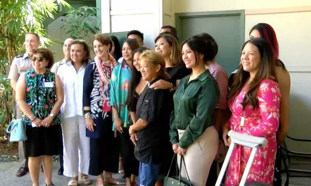 MaryKay Carlson, a career diplomat (third from left, front row),  huddled with some members of the Filipino community. SCREENGRAB  HNN