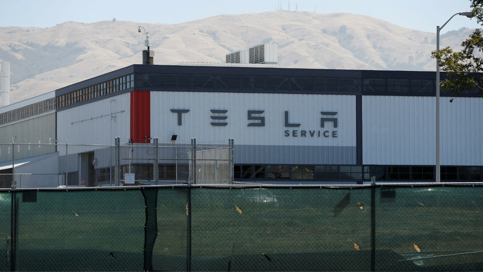Tesla drops as logistic issues expand deliveries and production lag