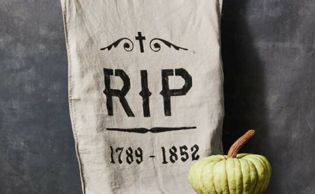 10 DIY Halloween Decorations That Are To Die For