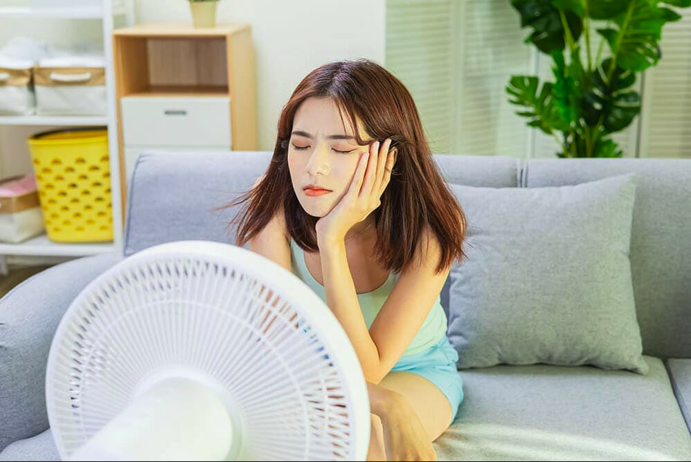 How to cool down a room with AC: Placing a standing fan in the corners of the room is the best option