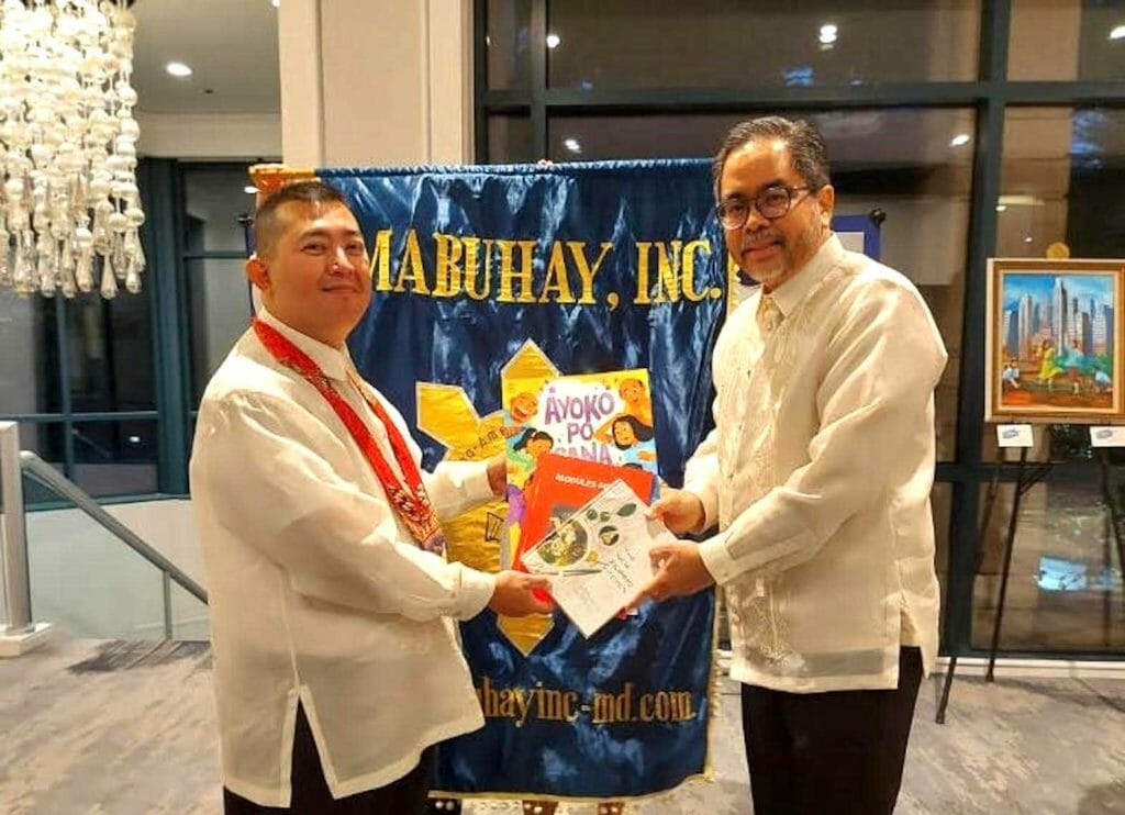 Fred Michael “Moks” Laureles (left) of Mabuhay Inc. receives a donation of Filipino books from the Philippine Embassy through Deputy Chief of Mission Jaime Ramon T. Ascalon, Jr. (right). CONTRIBUTED