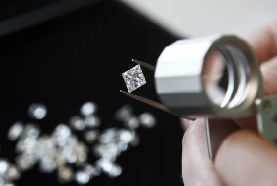 Choose a Diamond: Lab-Grown or Natural?