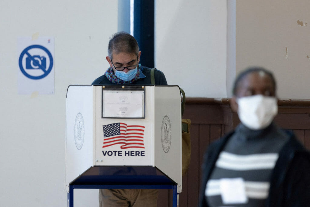  A voter casts a ballot at a polling station during early voting at a polling site in the Brooklyn borough of New York City, New York, U.S., October 29, 2022. REUTERS/Jeenah Moon/File Photo