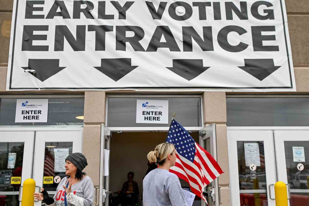  Voters arrive at the Franklin County Board of Elections to cast their early ballot for the 2022 midterm elections in Columbus, Ohio, U.S., November 1, 2022. REUTERS/Gaelen Morse/File Photo