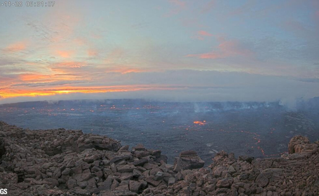 Mauna Loa volcano in Hawaii erupts for first time after 40 years