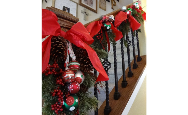 Red Bows and Baubles Decoration