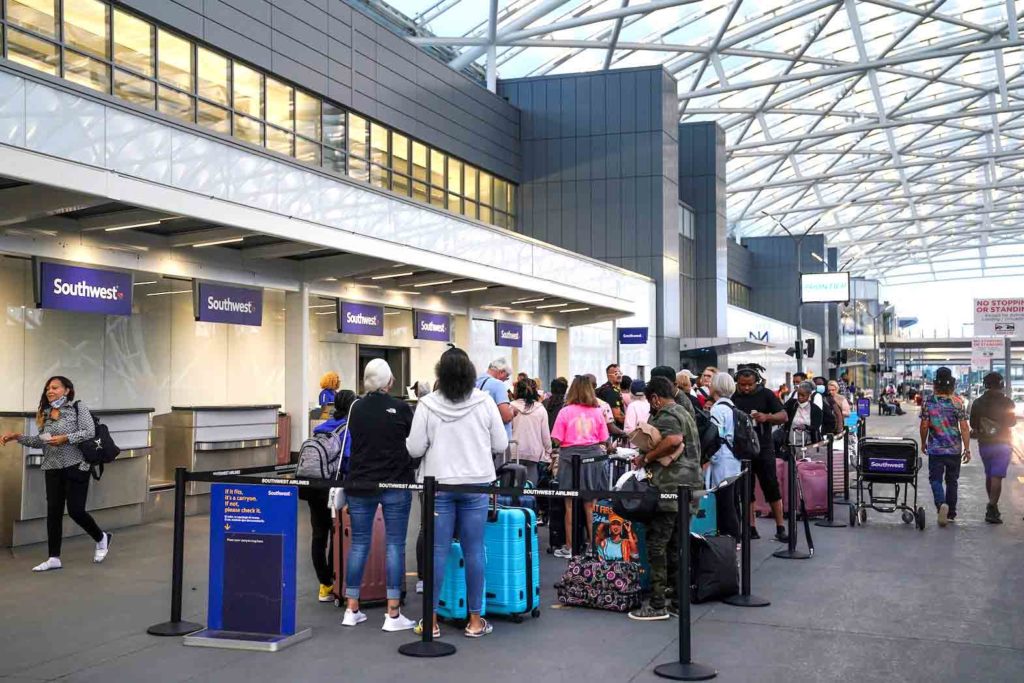 Passengers line up to check bags before their flights at Hartsfield-Jackson Atlanta International Airport in Atlanta, Georgia, U.S. June 28, 2022. REUTERS/Elijah Nouvelage
