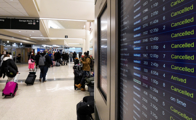 Airlines cancel 4,400 US flights as winter storm affects holiday travel