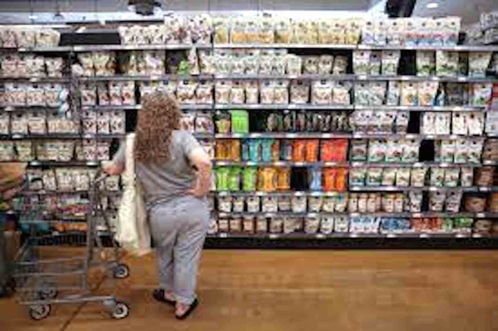 A person shops in a supermarket as inflation affected consumer prices in Manhattan, New York City, U.S., June 10, 2022. REUTERS/Andrew Kelly