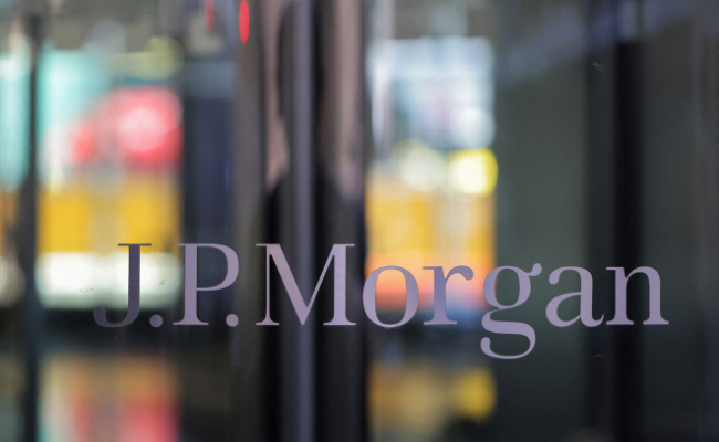 JPMorgan tops profit estimates, sees mild recession
