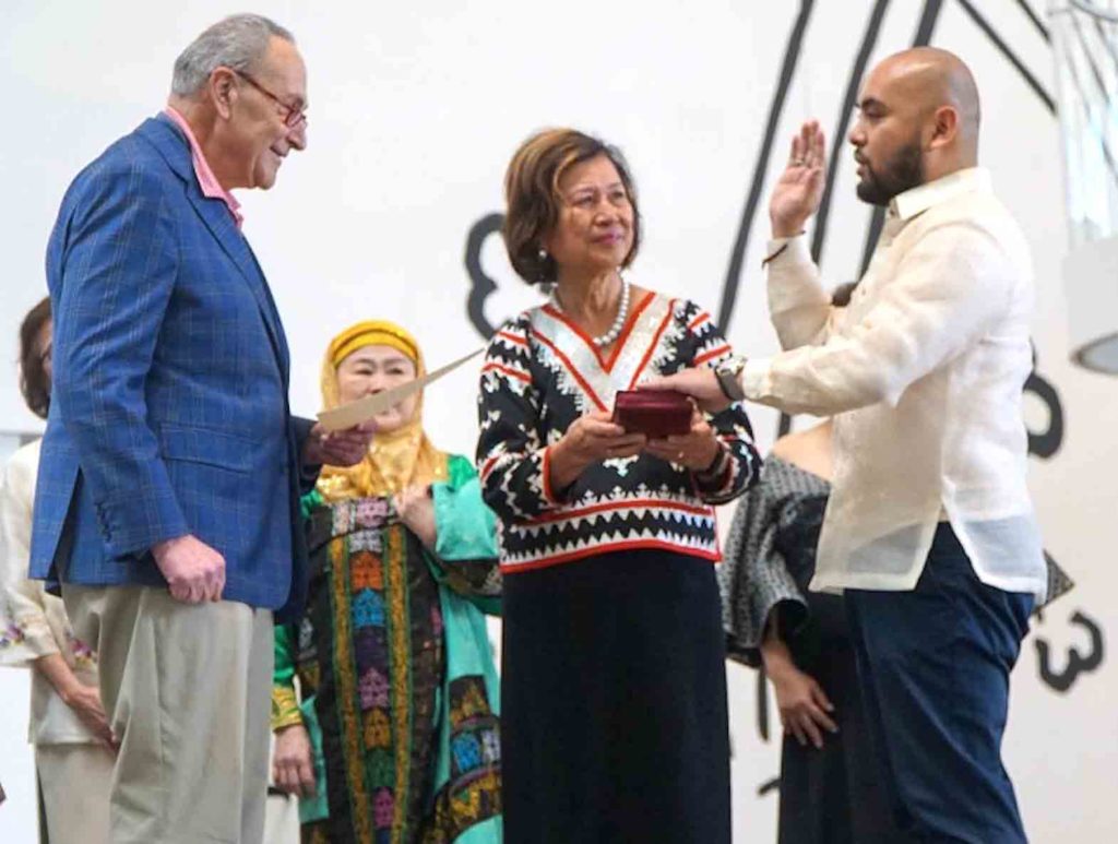 NY Assembly Member Steven Raga takes oath of office before Senate Majority Leader Chuck Schumer as Loida Nicolas Lewis holds the Bible. (Photo: Filipinos for Raga)