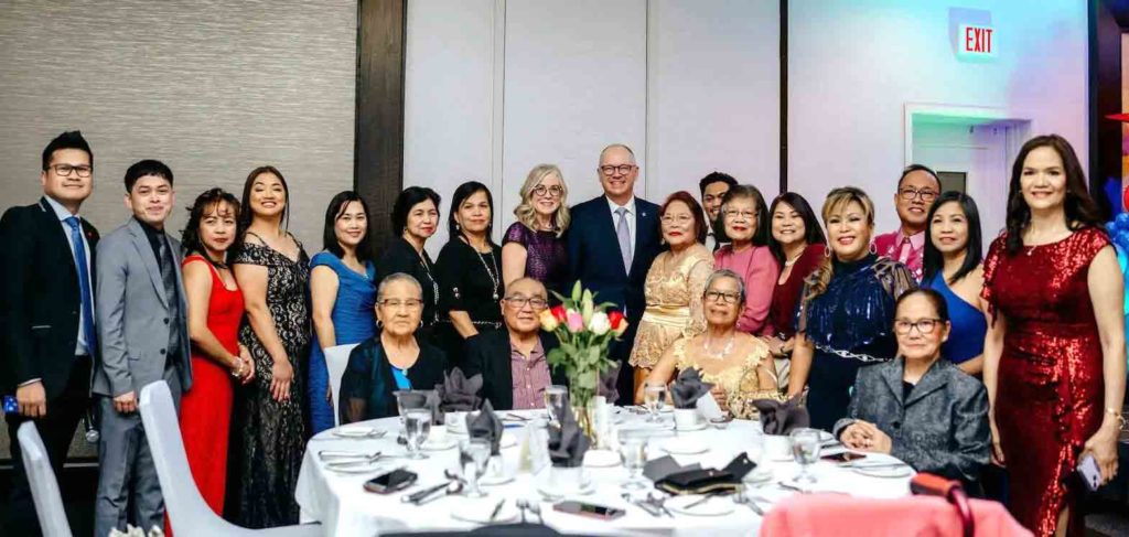 Winnipeg Mayor Scott Gillingham and his wife, Marla, (back row, center) were honored guests at the 45th anniversary gala of the Manitoba Association of Filipino Teachers. CONTRIBUTED