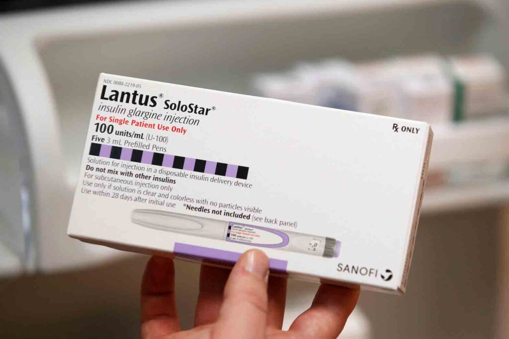 A pharmacist holds a box of the drug Lantus SoloStar, made by Sanofi Pharmaceutical, at a pharmacy in Provo, Utah, U.S. January 9, 2020. REUTERS/George Frey/File Photo
