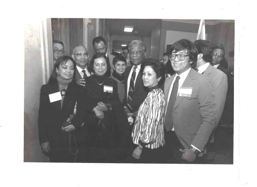 Mayor Harold Washington among Filipino American supporters, including this writer Mariano Santos (right)  in 1983. PINOY