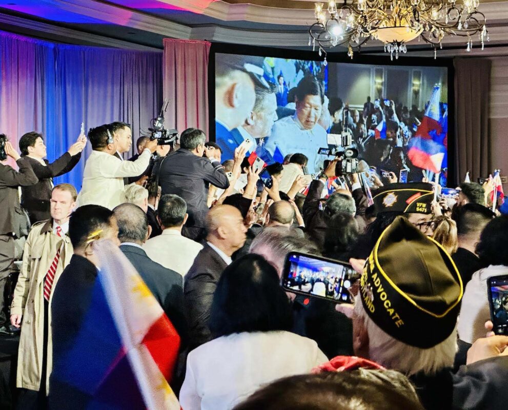 Filipinos rush to the stage for a chance to selfie with PBBM. INQUIRER/Elton Lugay 