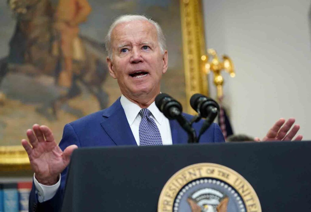 U.S. President Joe Biden speaks before signing an executive order to help safeguard women's access to abortion and contraception after the Supreme Court last month overturned Roe v Wade decision that legalized abortion, at the White House in Washington, U.S., July 8, 2022. REUTERS/Kevin Lamarque/File photo