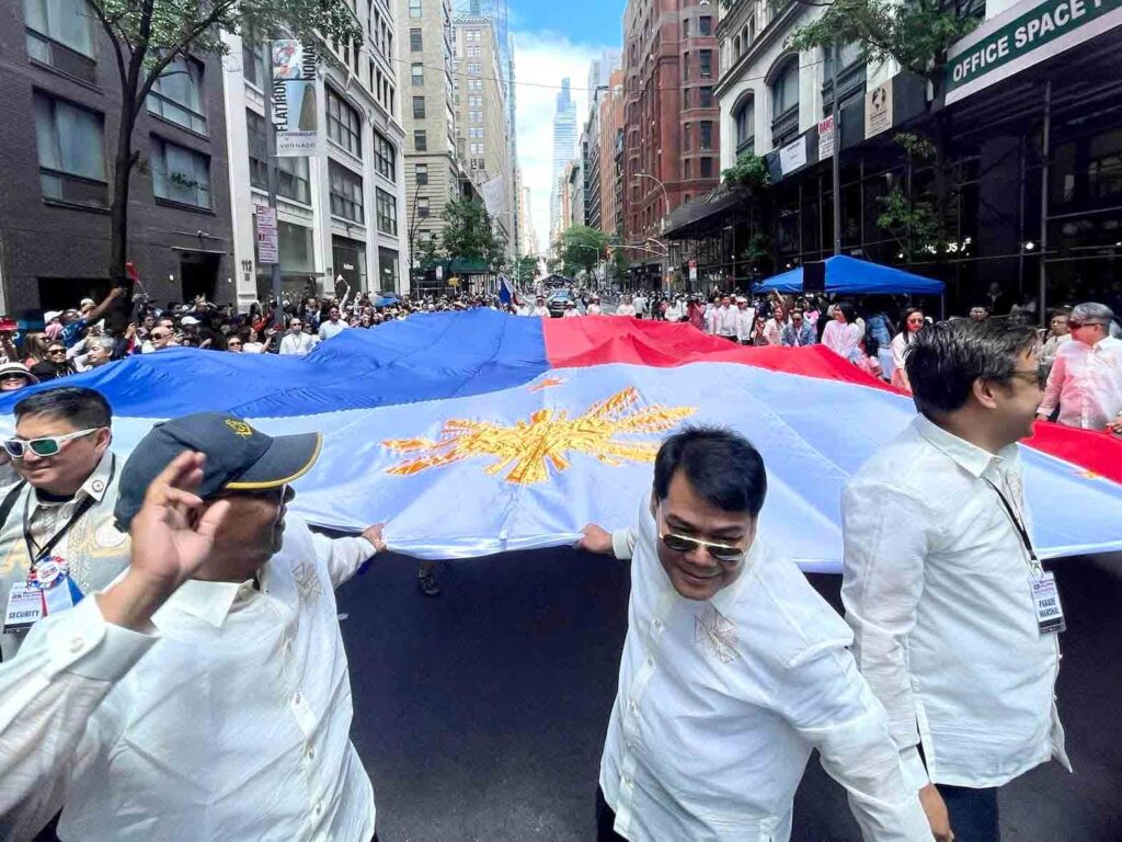 Among the highlights of the Independence Day parade was a huge Philippine flag, said to be 25 x 50 feet, specially made for the June 5 festivity. BOYET LOVERITA
