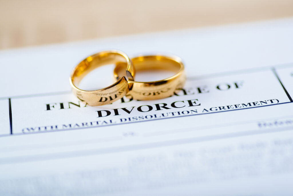 Consult divorce attorney to avoid common divorce mistakes