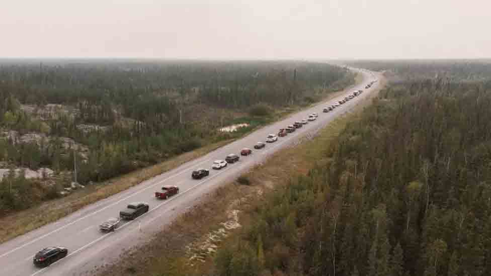 Cars on Highway 3 out of Yellowknife, Northwest Territories were bumper to bumper last Wednesday as people scrambled to evacuate. (REUTERS photo) 