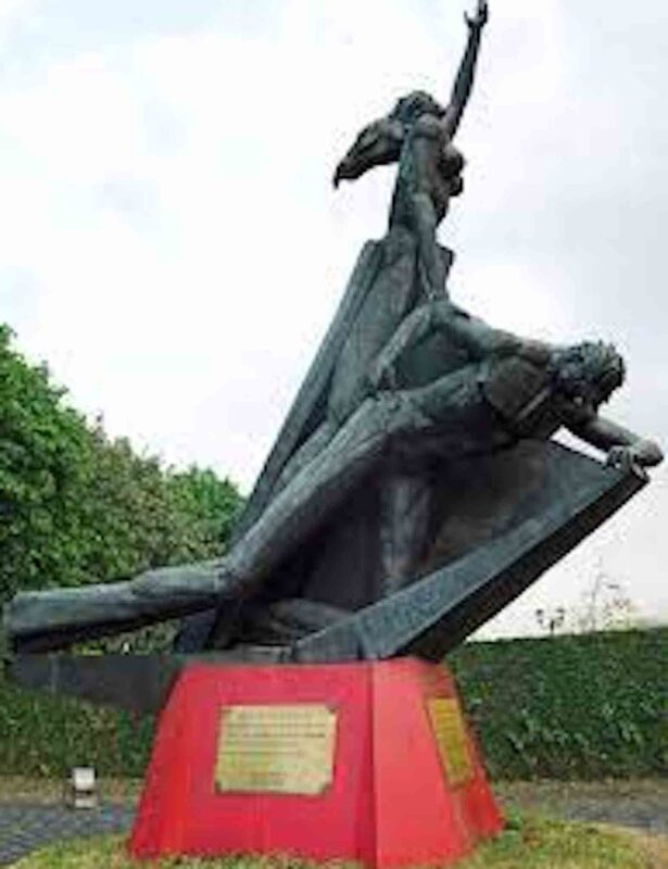 Visible from the avenue even before one proceeds to the entrance of the Bantayog ng Mga Bayani is Ed Castrillo’s 14-meter-high monumental sculpture Inang Bayan or Motherland.