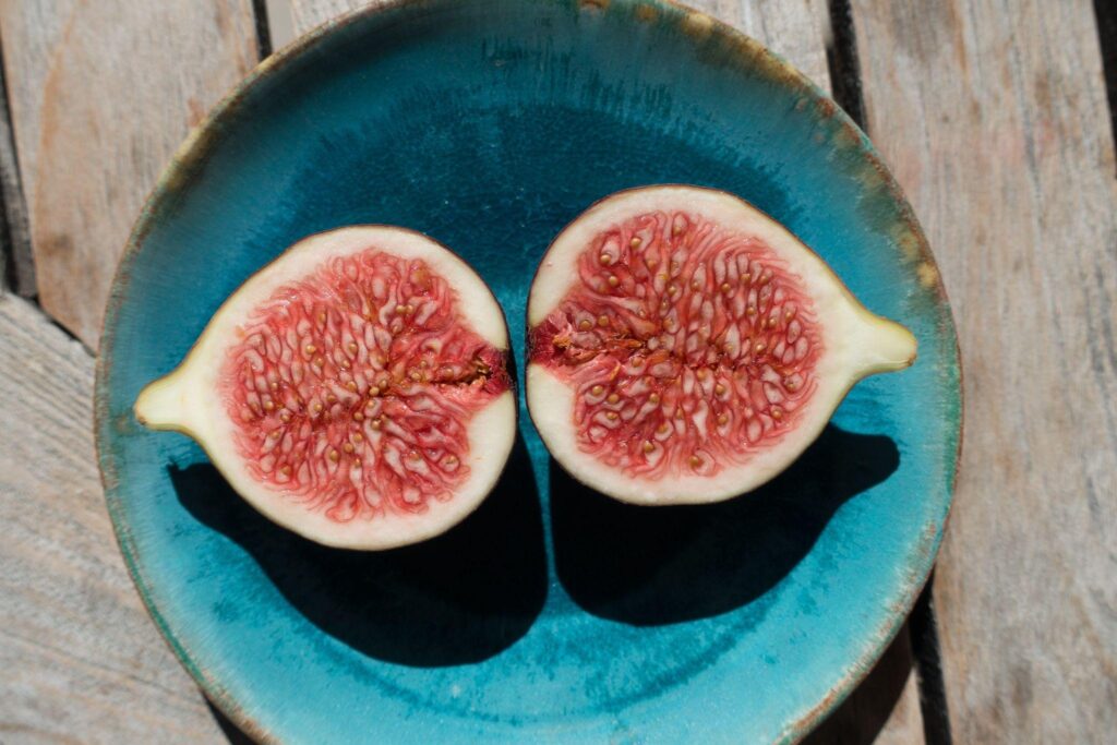 Sliced figs on blue plate