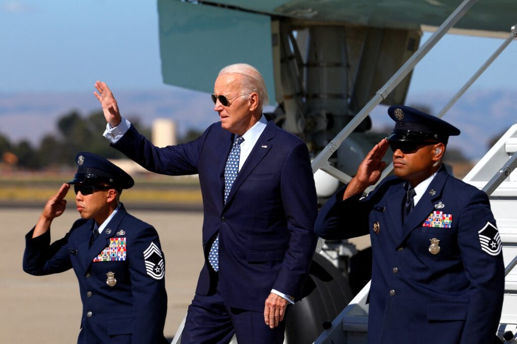 US President Joe Biden waves after arriving at Moffett Federal Airfield in Mountain View, California, U.S., September 26, 2023. REUTERS/Evelyn Hockstein