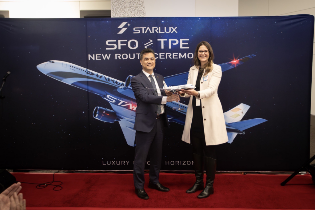 Starlux CEO hands over model airplane replica to Director of Aviation Marketing