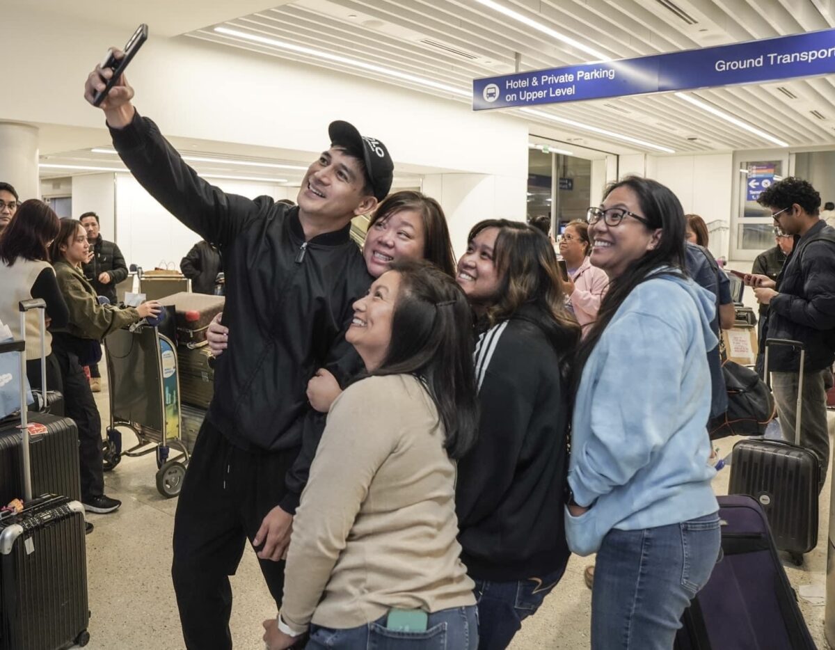 Piolo Pascual taking selfie with fans at LAX