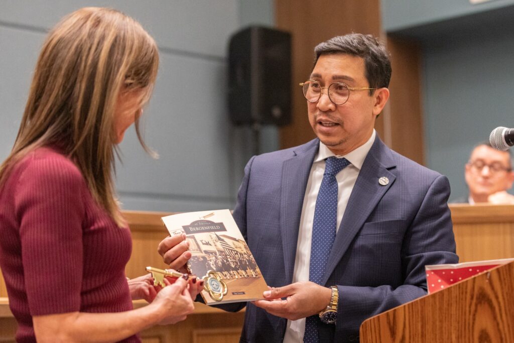 Mayor Arvin Amatorio receiving key and book from New Jersey first lady