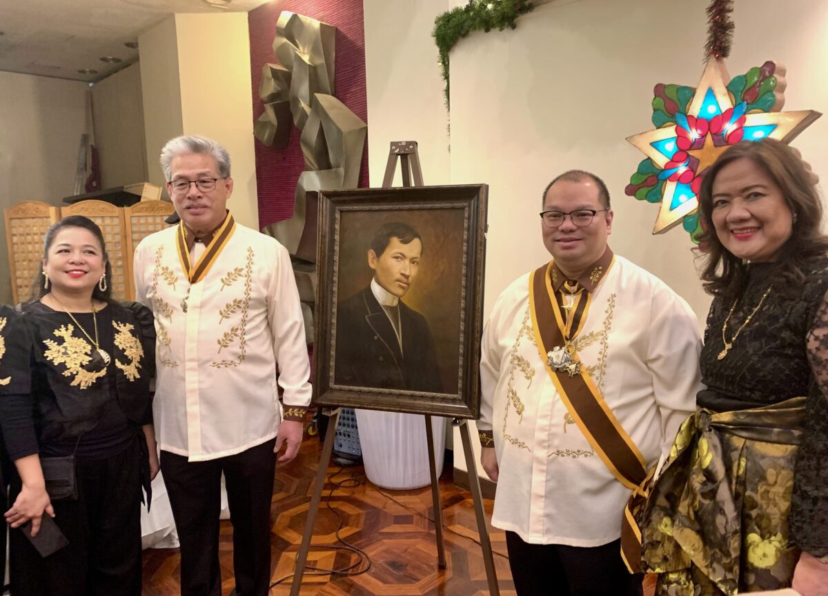Fil-Ams pose with Rizal portrait