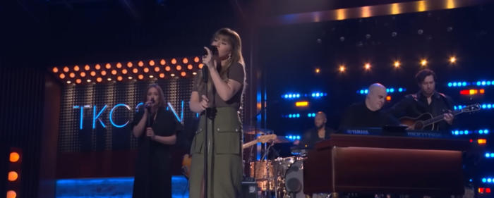 Kelly Clarkson effortlessly channels the essence of Olivia Rodrigo’s ‘Hunger Games’ opening track in her recent ‘Kellyoke’ performance