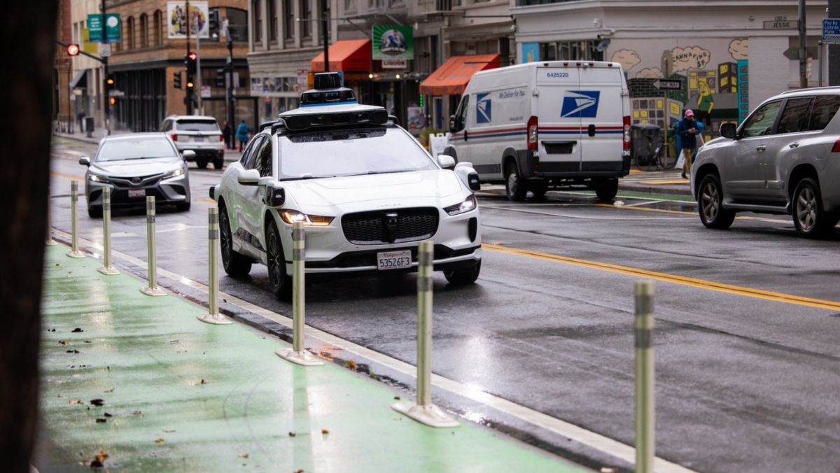 Driverless taxis now offering rides in LA