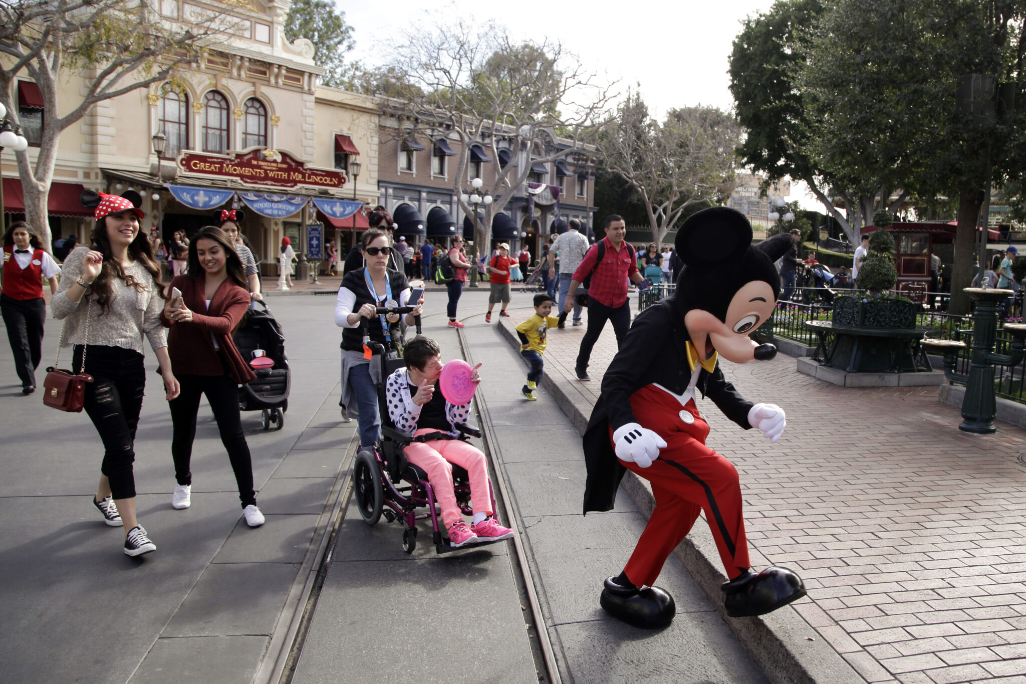 Disneyland character performers vote to join labor union