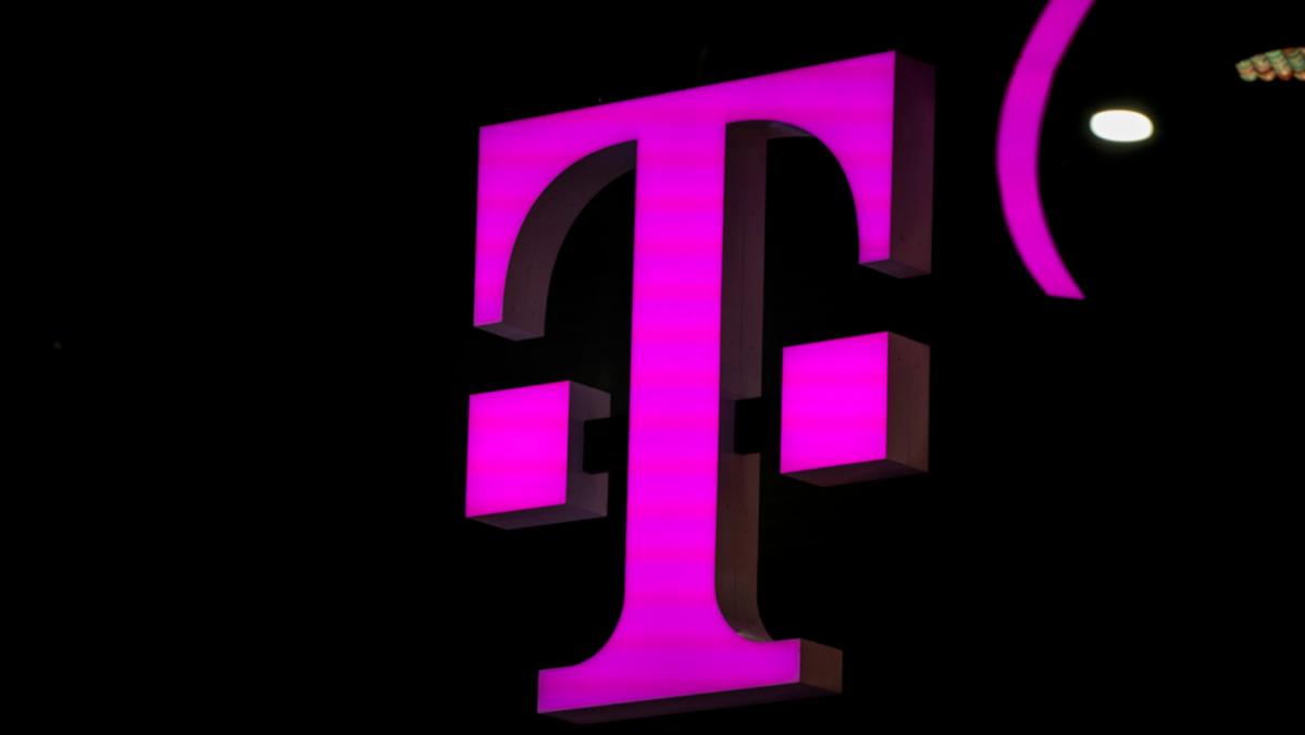 T-Mobile to buy almost all of U.S Cellular in $4.4 billion deal
