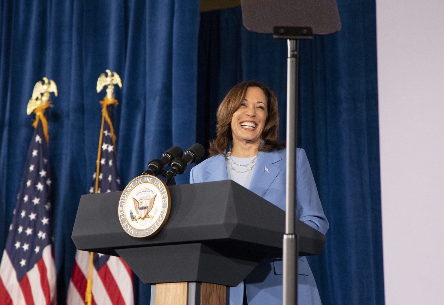 Kamala Harris defends Biden at Brentwood fundraiser | Inquirer