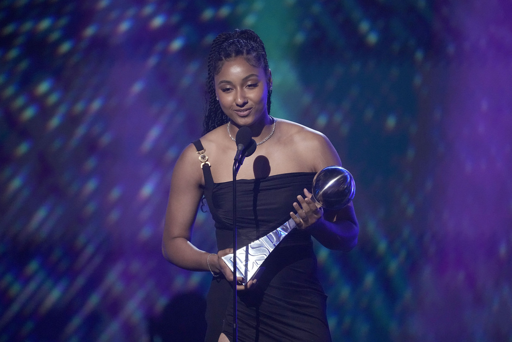 Serena Williams hosts ESPY awards show celebrating landmark year for women's sports