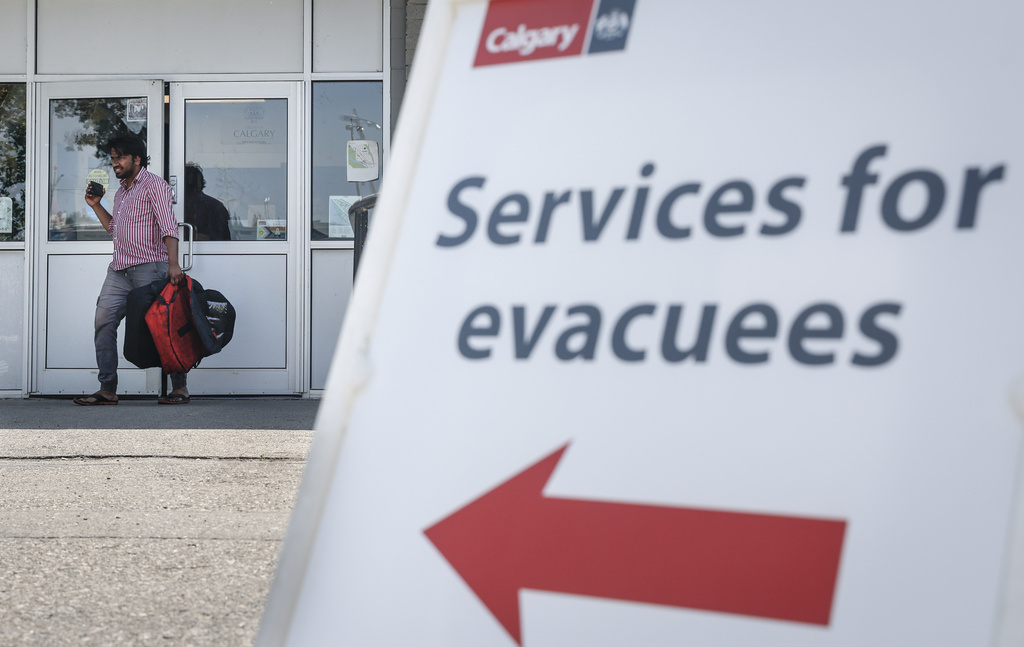 Wildfires send about 25,000 fleeing from Canadian Rockies’ largest national park