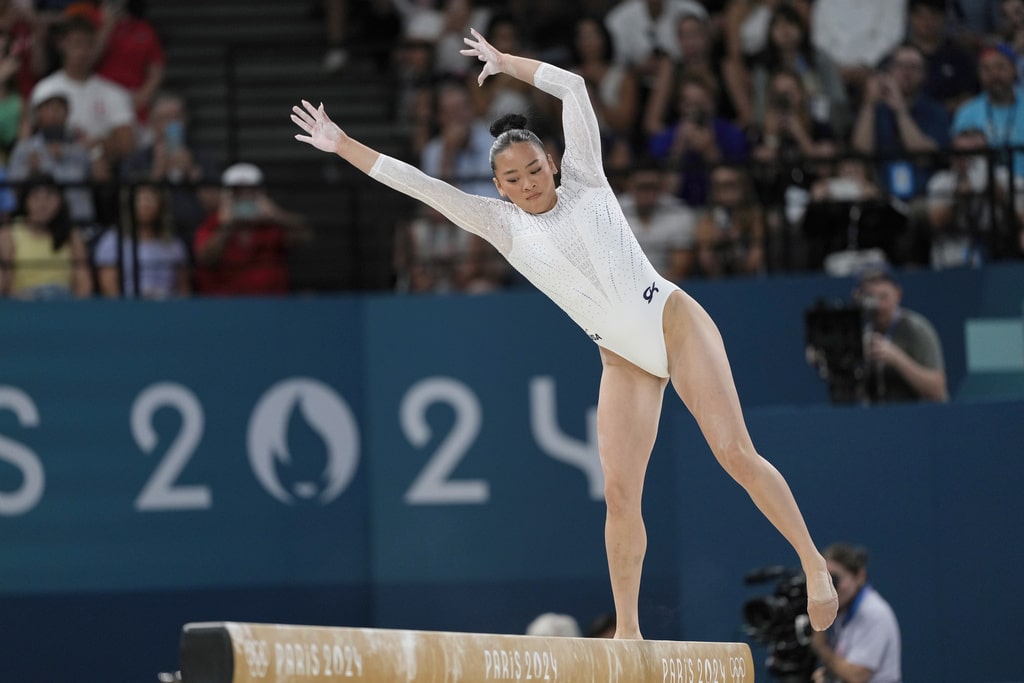 Simone Biles slips off the balance beam during event finals to miss the Olympic medal stand