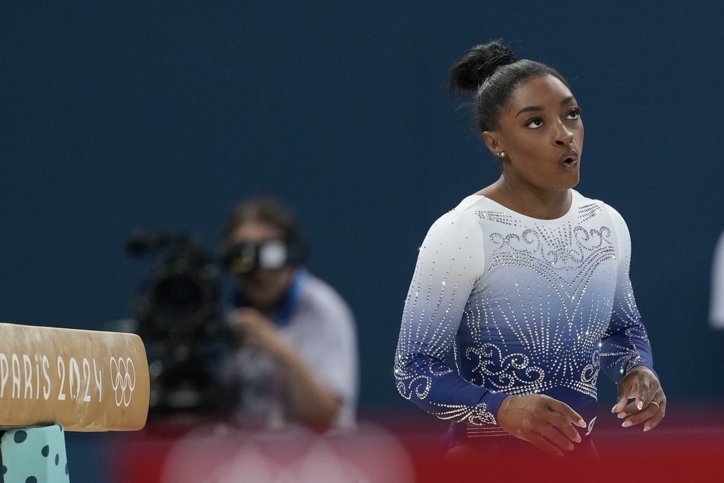 Simone Biles slips off the balance beam during event finals to miss the Olympic medal stand