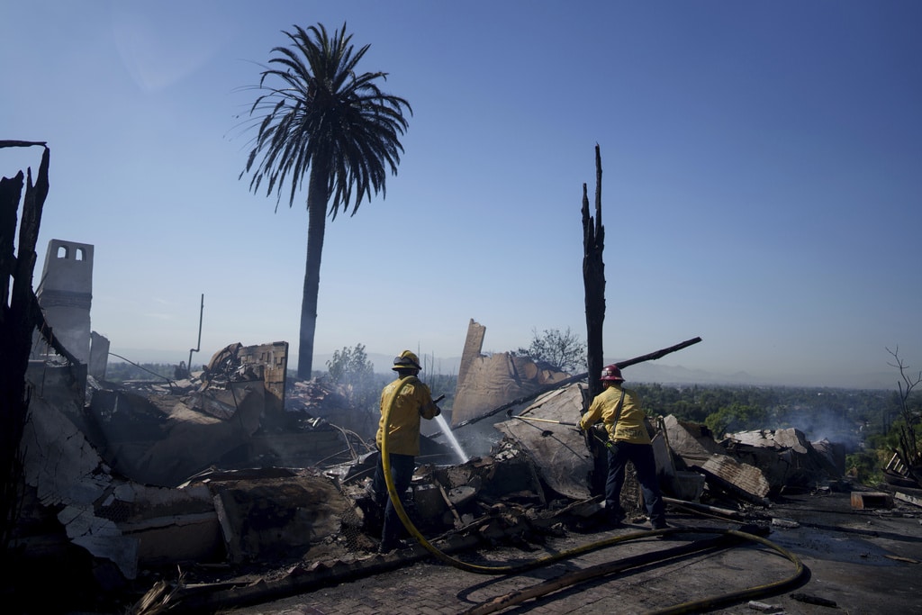 Fast-moving Southern California wildfire torches hillside homes