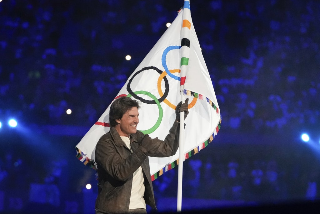 Who performed at the Olympic closing ceremony?