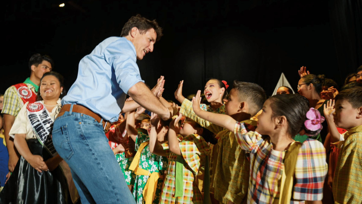 Trudeau joins Fil-Canadians at Winnipeg festival as surprise guest