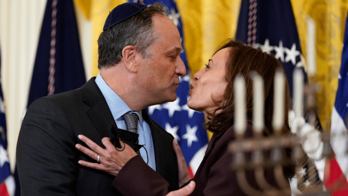 Donald Trump says Kamala Harris, who's married to a Jewish man, 'doesn't like Jewish people'