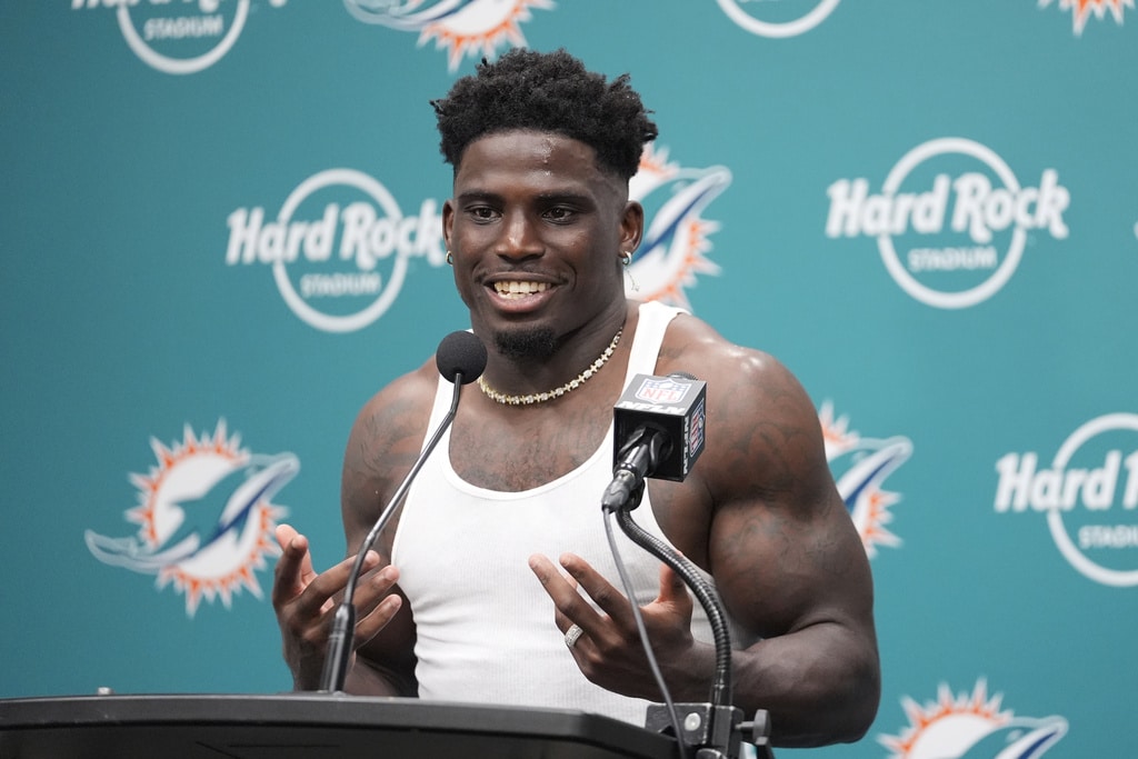 Tyreek Hill is detained by police before Dolphins game