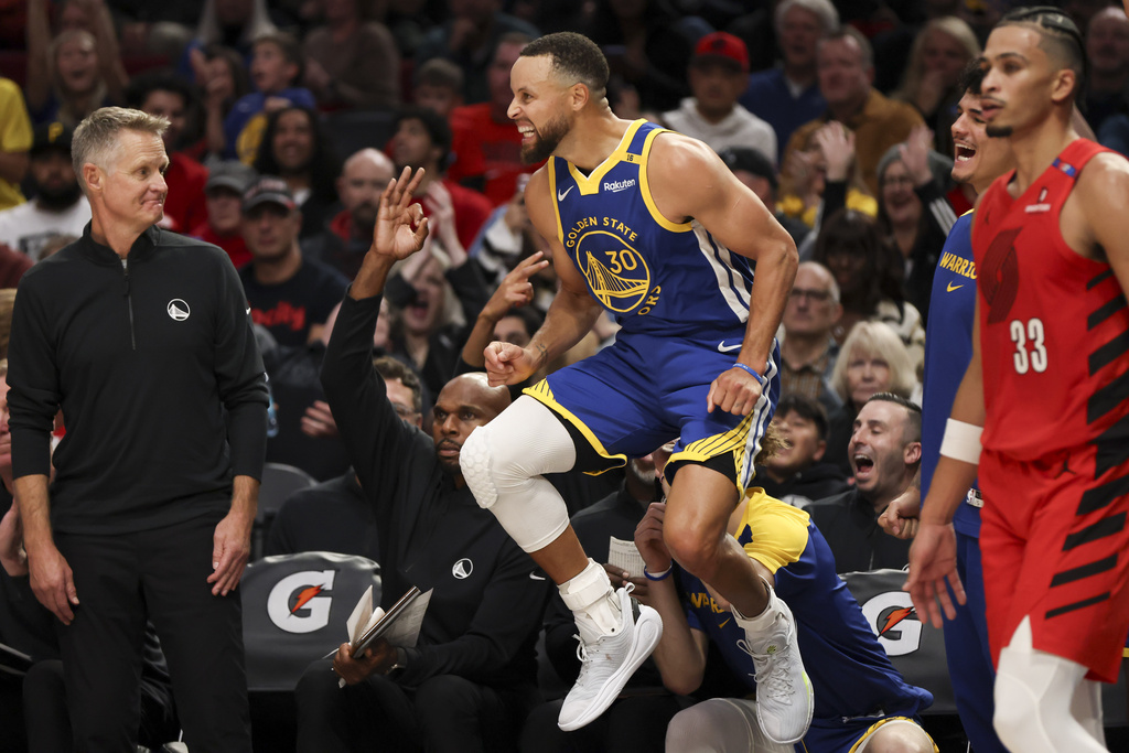 Curry leads Golden State Warriors in 139-104 season-opening