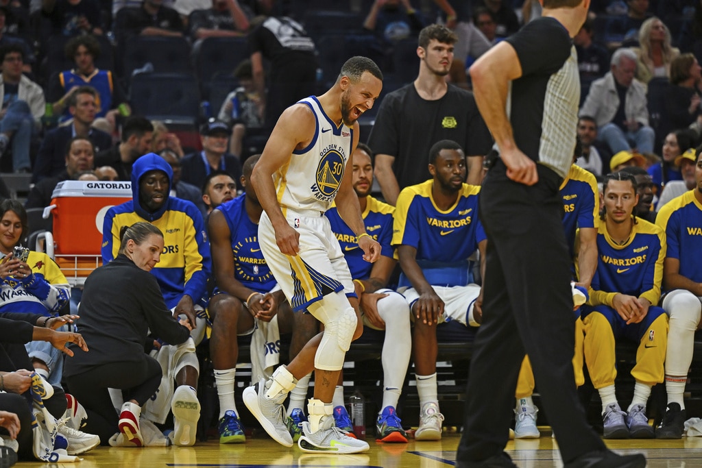 Stephen Curry sprains left ankle in Warriors' loss