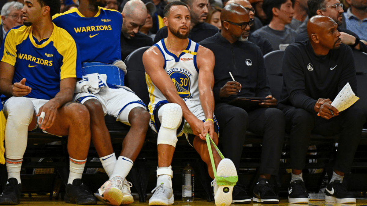 Stephen Curry sprains left ankle in Warriors' loss